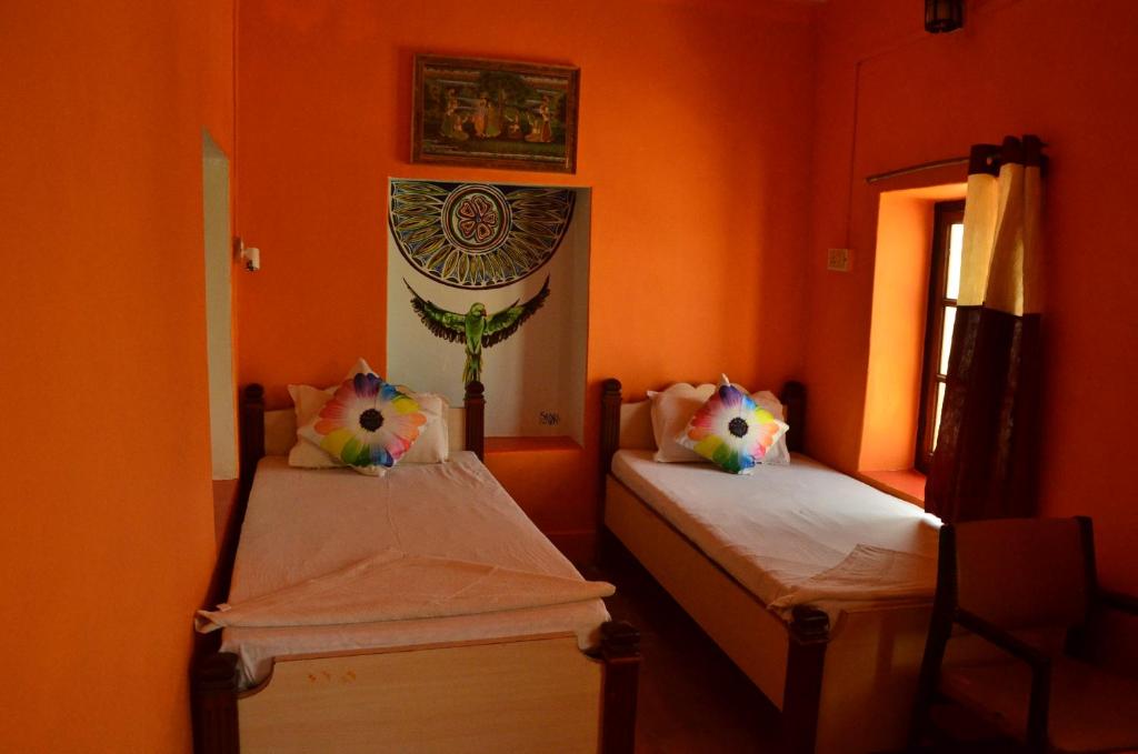 Postel nebo postele na pokoji v ubytování Deepak Rest House