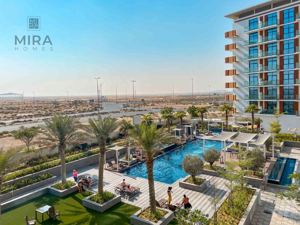 Výhled na bazén z ubytování Mira Holiday Homes - Newly serviced apartment in Dubai South nebo okolí