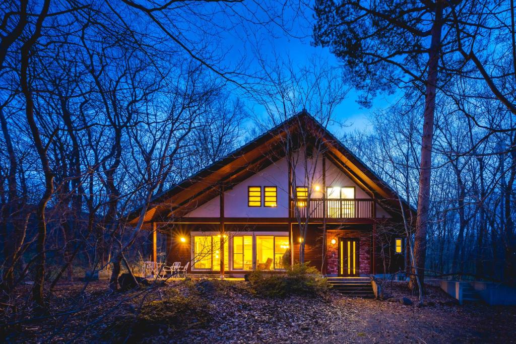 那須町にあるスイートヴィラ 那須高原カシェットの夜の森の小屋