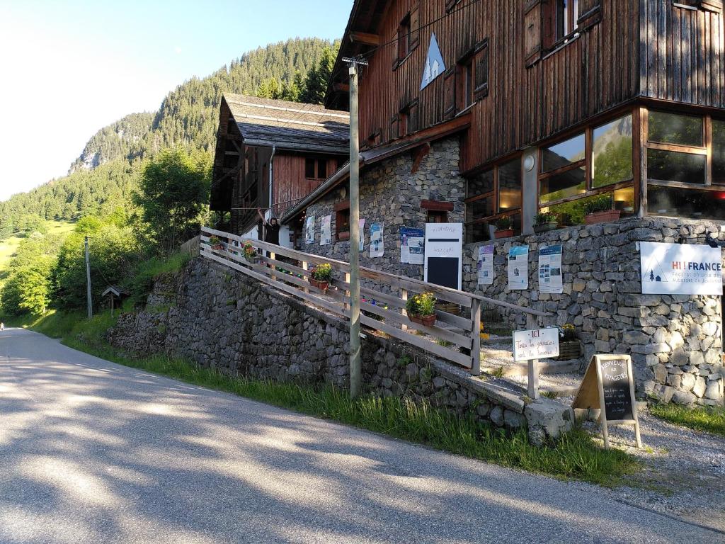 een gebouw aan de kant van een weg bij Auberge de Jeunesse HI La Clusaz in La Clusaz