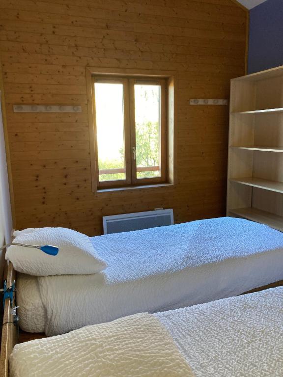 Auberge de Jeunesse HI La Clusaz - Twin Room With Shower