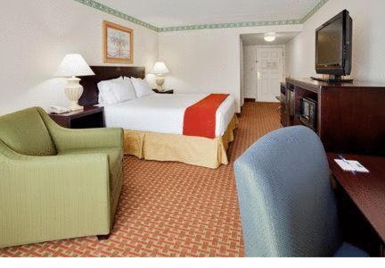 a hotel room with a bed and a television at Holiday Inn Express Hotel & Suites Easton by IHG in Easton