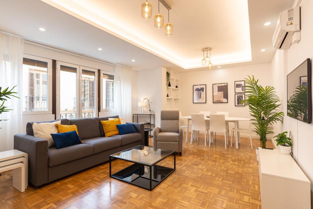 sala de estar con sofá y mesa en LUANDCIA Soho 3, en Málaga