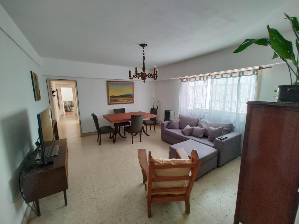 a living room with a couch and a table at Amplio 3 Ambientes Zona Centro in Mar del Plata