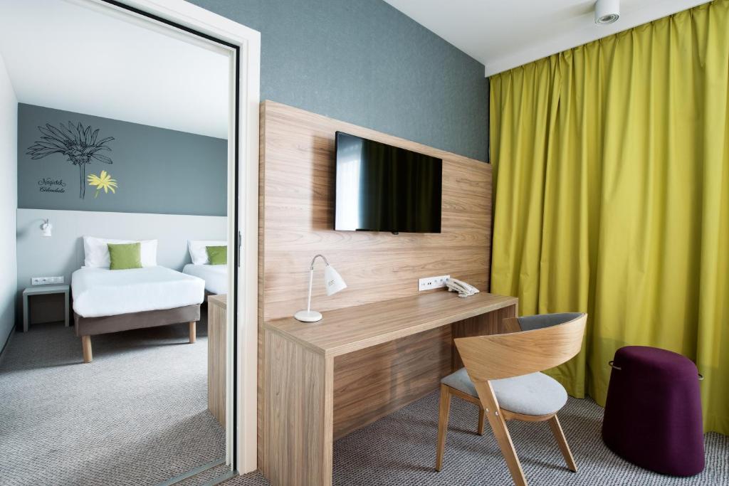 Televízia a/alebo spoločenská miestnosť v ubytovaní ibis Styles Siedlce