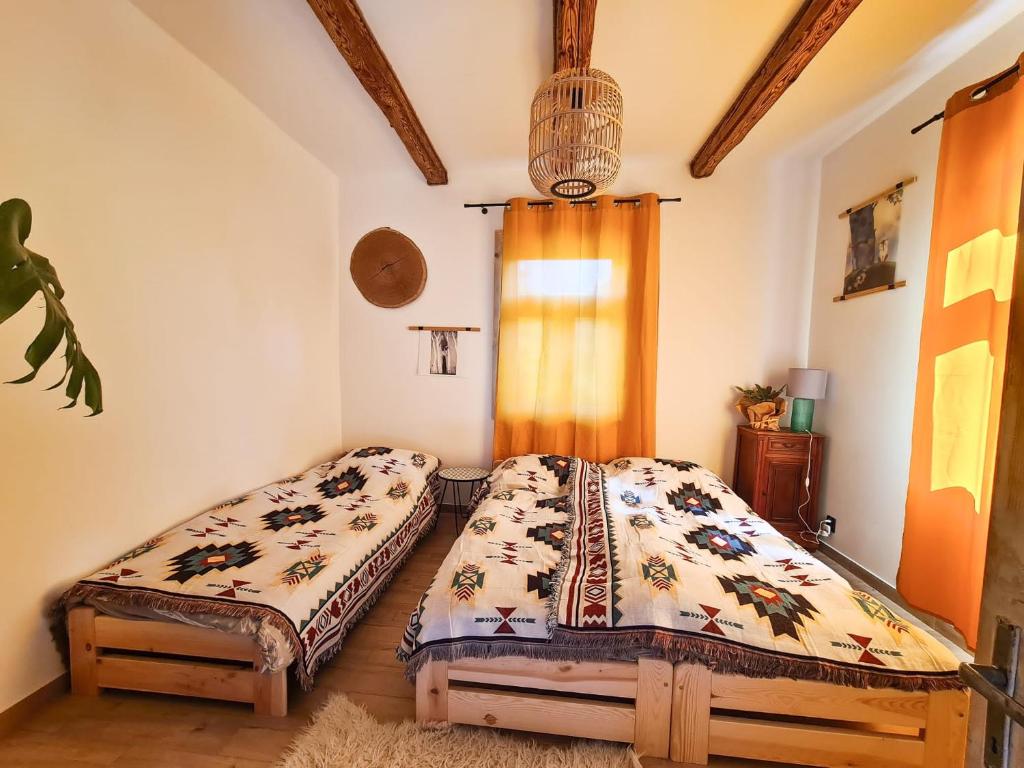 เตียงในห้องที่ La Luna di Ropienka