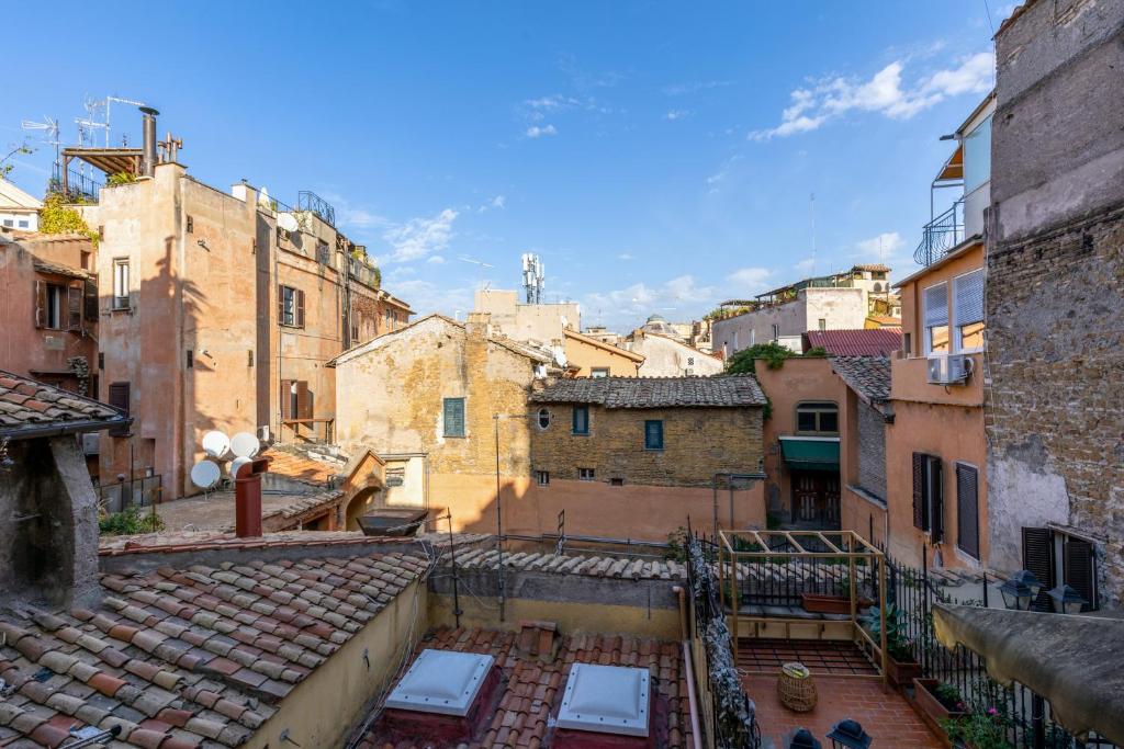 uitzicht op een oude stad vanaf het dak van een gebouw bij Trastevere house with balcony,quiet NEW in Rome