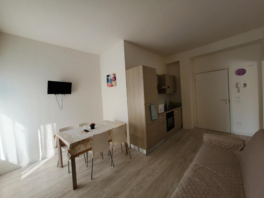 uma sala de estar com uma mesa e uma cozinha em Bergamo Centro Residence em Bérgamo