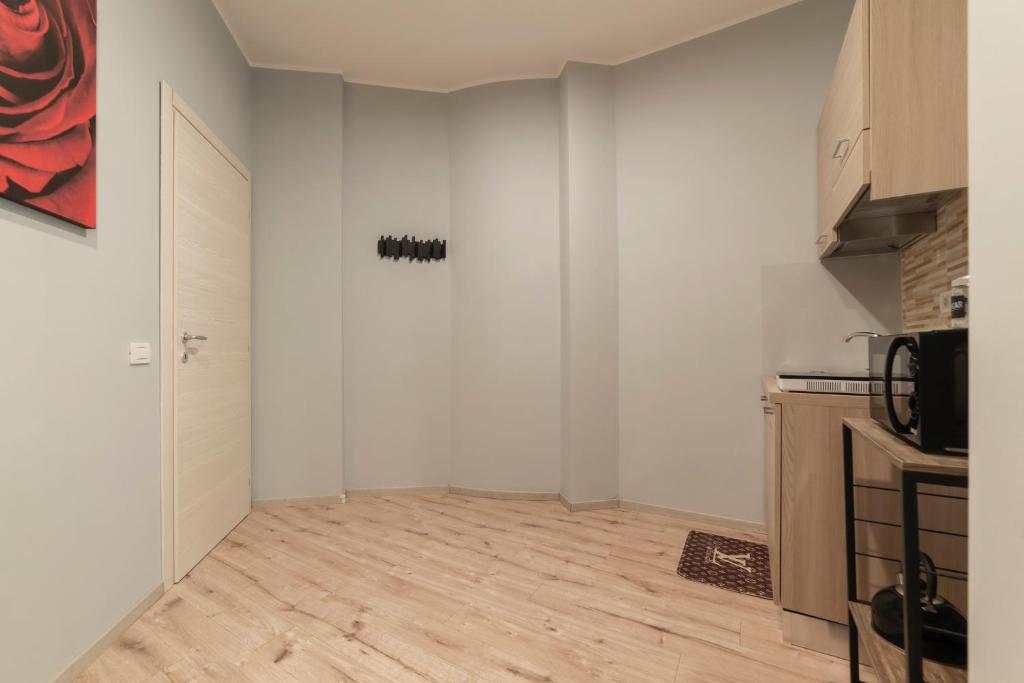 A kitchen or kitchenette at Clodia Apartments