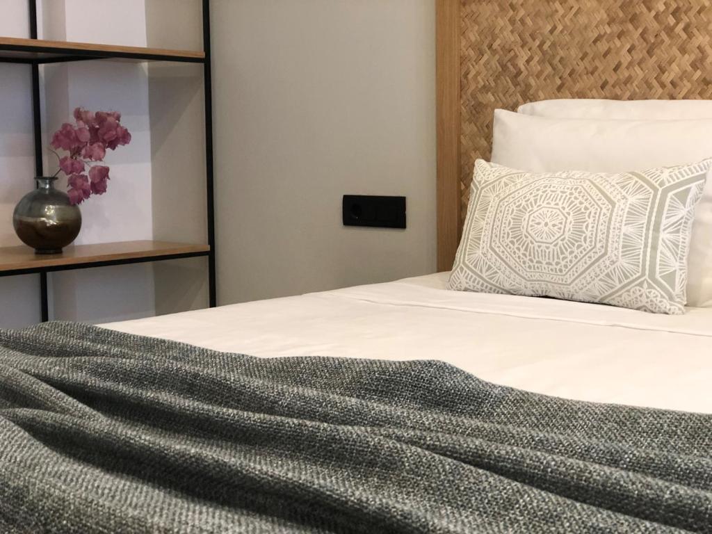 Postel nebo postele na pokoji v ubytování Nirvana Beach Hotel