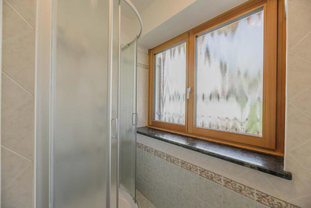 A bathroom at Appartamenti Cèsa Sorèie by AMA Val di Fassa