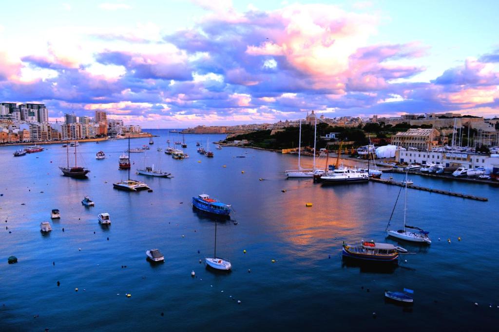 a group of boats in a large body of water at Hotel Kennedy Nova in Il-Gżira