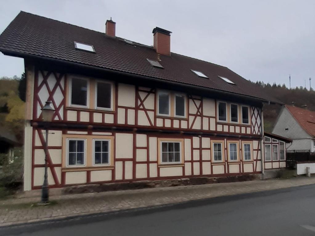 een vakwerkhuis aan de straatkant bij Mittel-Schänke Wieda in Walkenried