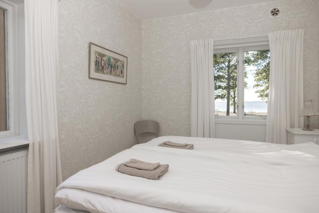 Postel nebo postele na pokoji v ubytování Mormors Pensionat Strandhagen