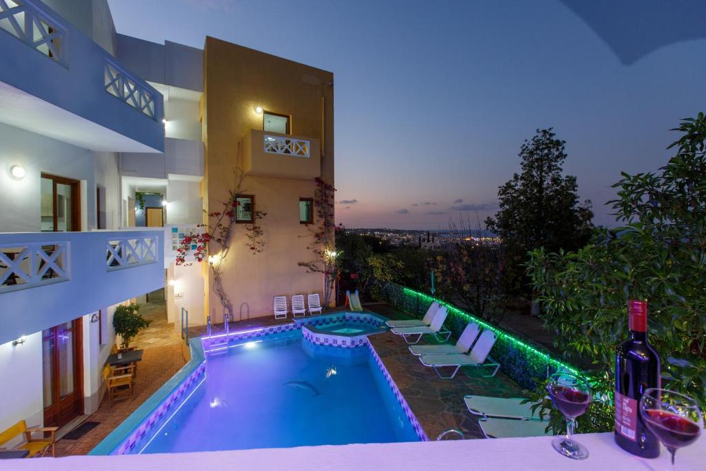 una casa con piscina y un edificio en Romantica Hotel Apartments by Estia en Hersonissos