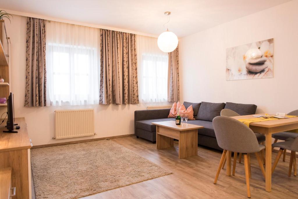 Posezení v ubytování Almtalhotel Appartements in Pettenbach
