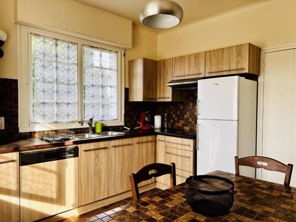 Kuchnia lub aneks kuchenny w obiekcie Maison T4 à Cambo-les-Bains: 5 couchages, jardin arboré, balcon, cheminée, animaux acceptés, Wi-Fi fibre - FR-1-495-114