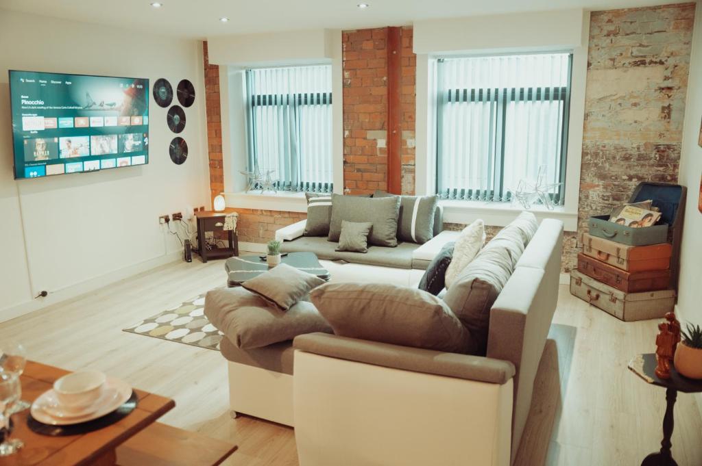 een woonkamer met een bank en een tafel bij BV Rare 3 Bedrooms At Conditioning House Bradford Perfect For Contractors in Bradford
