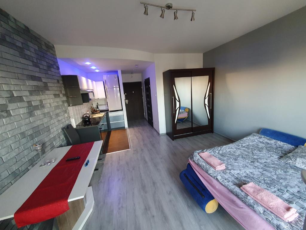 una camera con letto e scrivania di Berylowa Apartament a Konin