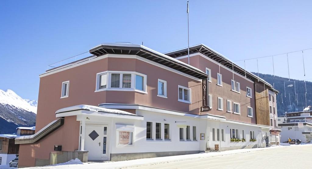 Nespecifikovaný výhled na hory nebo výhled na hory při pohledu z hotelu