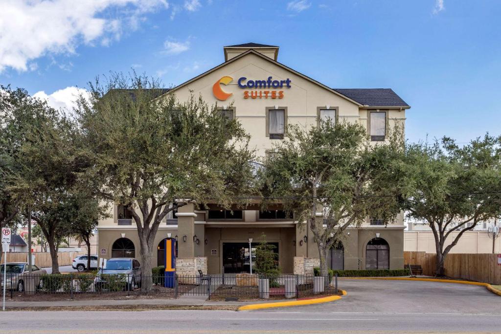 uma vista frontal de um hotel Carriott em Comfort Suites near Texas Medical Center - NRG Stadium em Houston