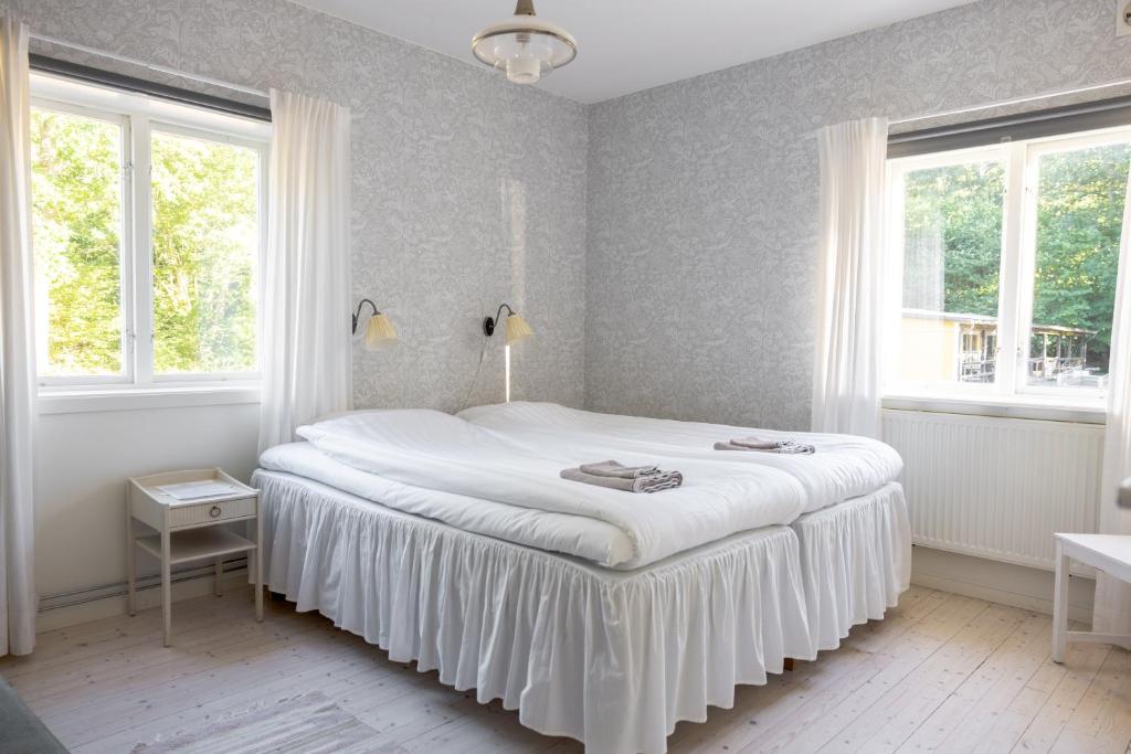 Postel nebo postele na pokoji v ubytování Mormors Pensionat Strandhagen
