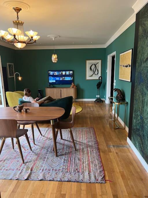 Televízia a/alebo spoločenská miestnosť v ubytovaní St Nazaire Jardin des plantes superbe appartement