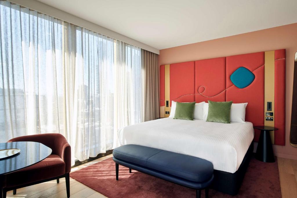 Postel nebo postele na pokoji v ubytování Quincy Hotel Melbourne