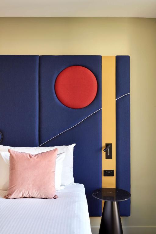Postel nebo postele na pokoji v ubytování Quincy Hotel Melbourne