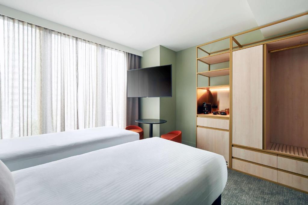 Postel nebo postele na pokoji v ubytování Quincy Hotel Melbourne