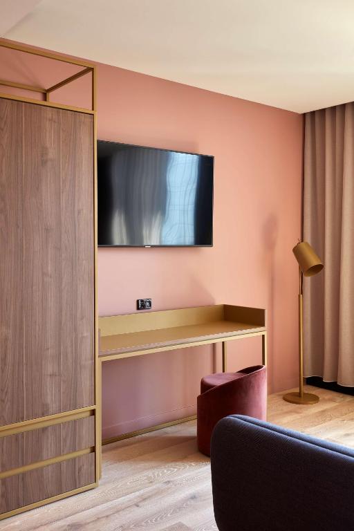 TV a/nebo společenská místnost v ubytování Quincy Hotel Melbourne