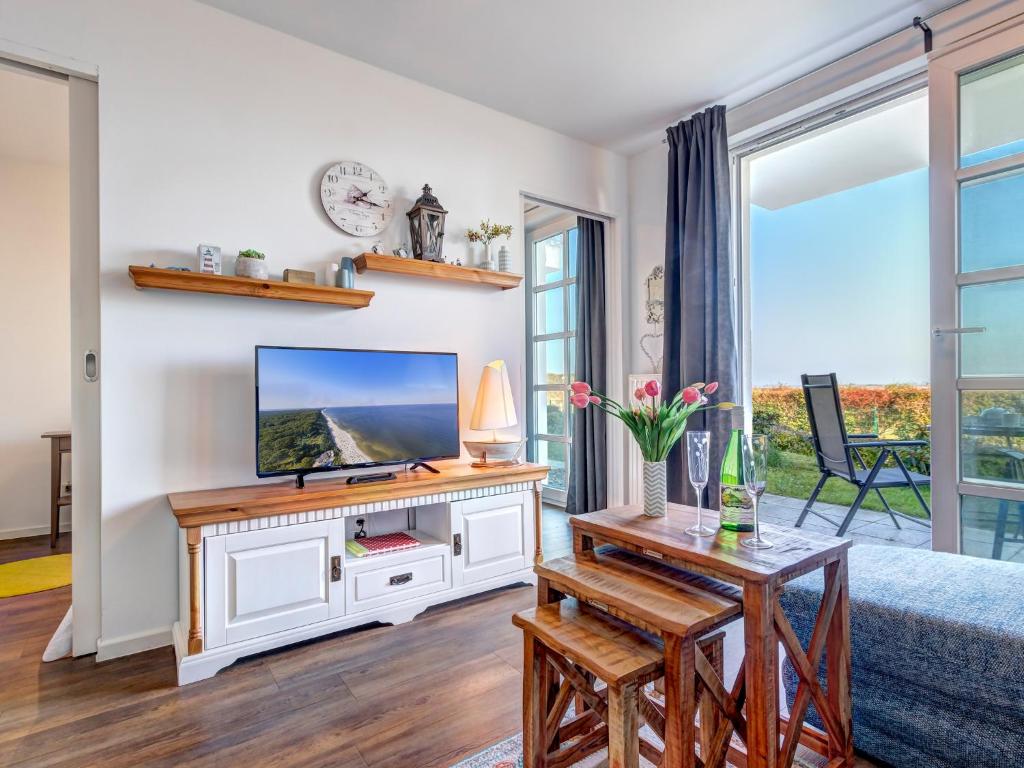 ein Wohnzimmer mit Fernseher und Sofa in der Unterkunft Residenz am Balmer See - BS 38 mit Wellnessbereich in Balm