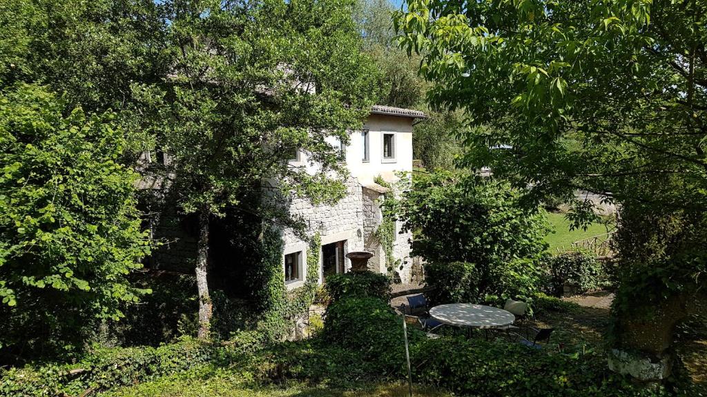 A garden outside IL Mulino Vitorchiano