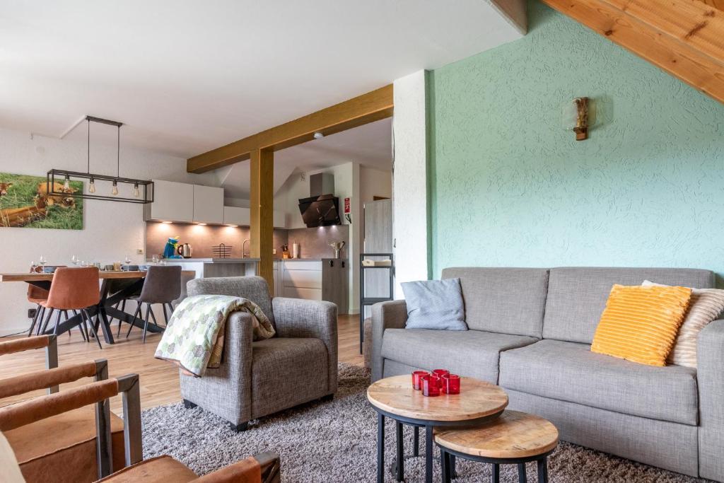 - un salon avec un canapé et une table dans l'établissement Bergzicht, à Schwalefeld
