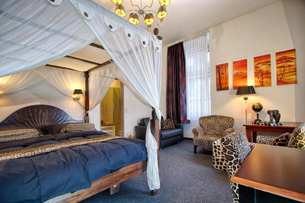 شقق ام مونتزبلاتس الفندقية بخدمة ذاتية في كوبلنز: غرفة نوم بسرير كبير مع مظلة