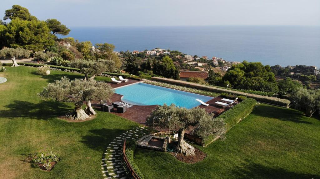 een uitzicht over het zwembad in de tuin bij VILLA TERRA DEL SOLE 10&2, Emma Villas in Licata