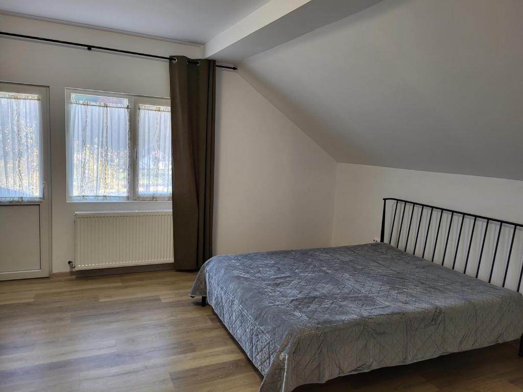 モイエチウ・デ・ジョスにあるCasa Berbeceのベッドと2つの窓がある寝室