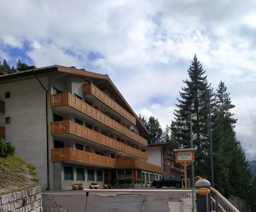 un edificio con balcones en un lateral en Monolocale a 150m da impianto di risalita Spinale CIPAT O22247-AT-O11471 en Madonna di Campiglio