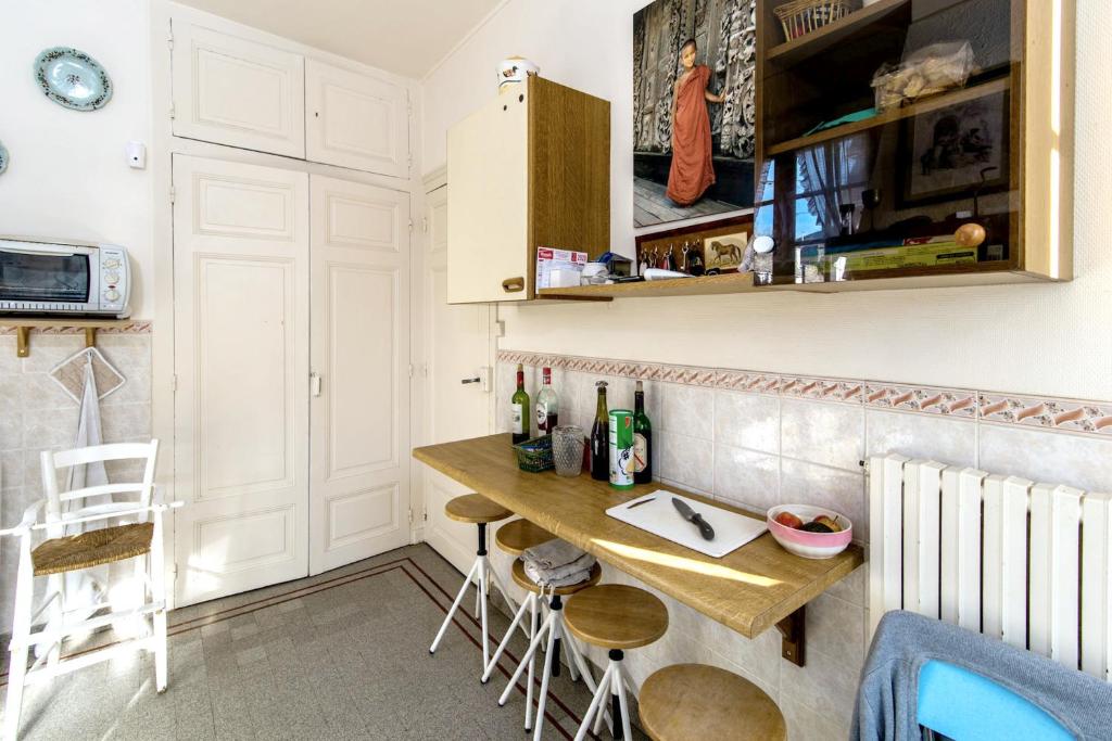 Kuchyňa alebo kuchynka v ubytovaní Maison charmante au Pouliguen avec accès direct à la plage