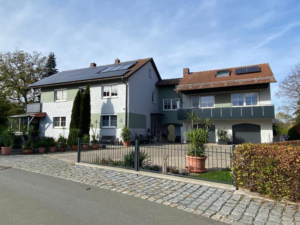 ein Haus mit Sonnenkollektoren auf dem Dach in der Unterkunft Ferienwohnung Monika in Goldkronach