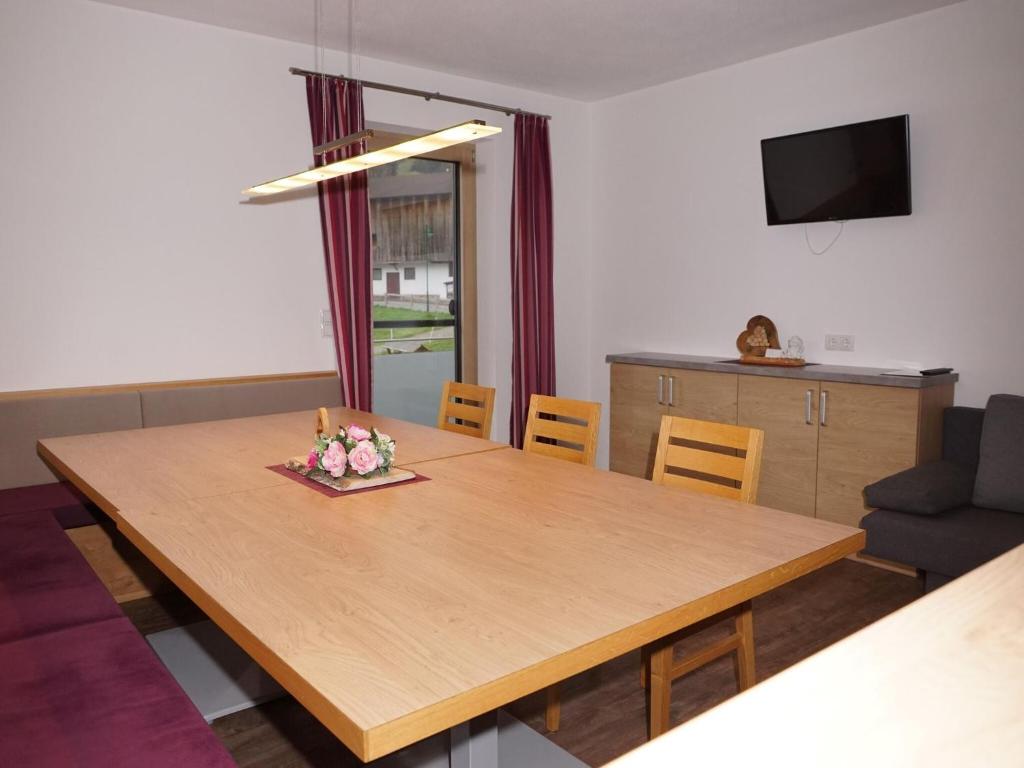 Televízia a/alebo spoločenská miestnosť v ubytovaní Large holiday flat in Kaltenbach near the ski area