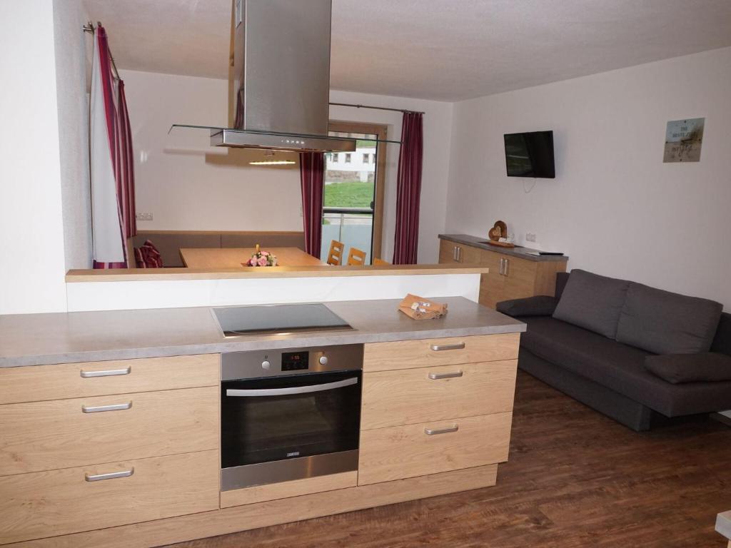 Kuchyňa alebo kuchynka v ubytovaní Large holiday flat in Kaltenbach near the ski area