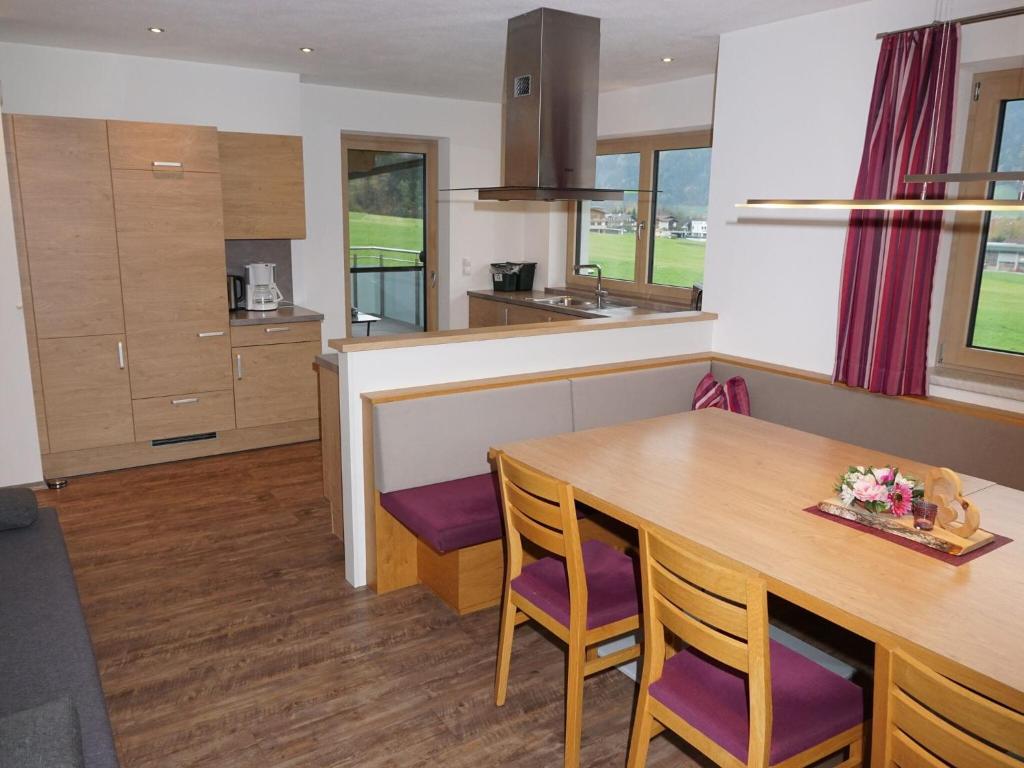 Kuchyňa alebo kuchynka v ubytovaní Large holiday flat in Kaltenbach near the ski area