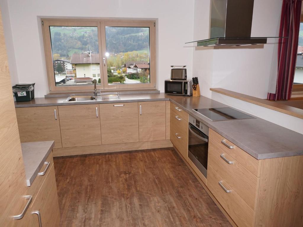 Kuchyňa alebo kuchynka v ubytovaní Large holiday flat in Kaltenbach near the ski area