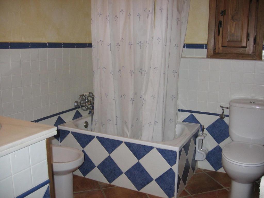 A bathroom at Belvilla by OYO San Marcos