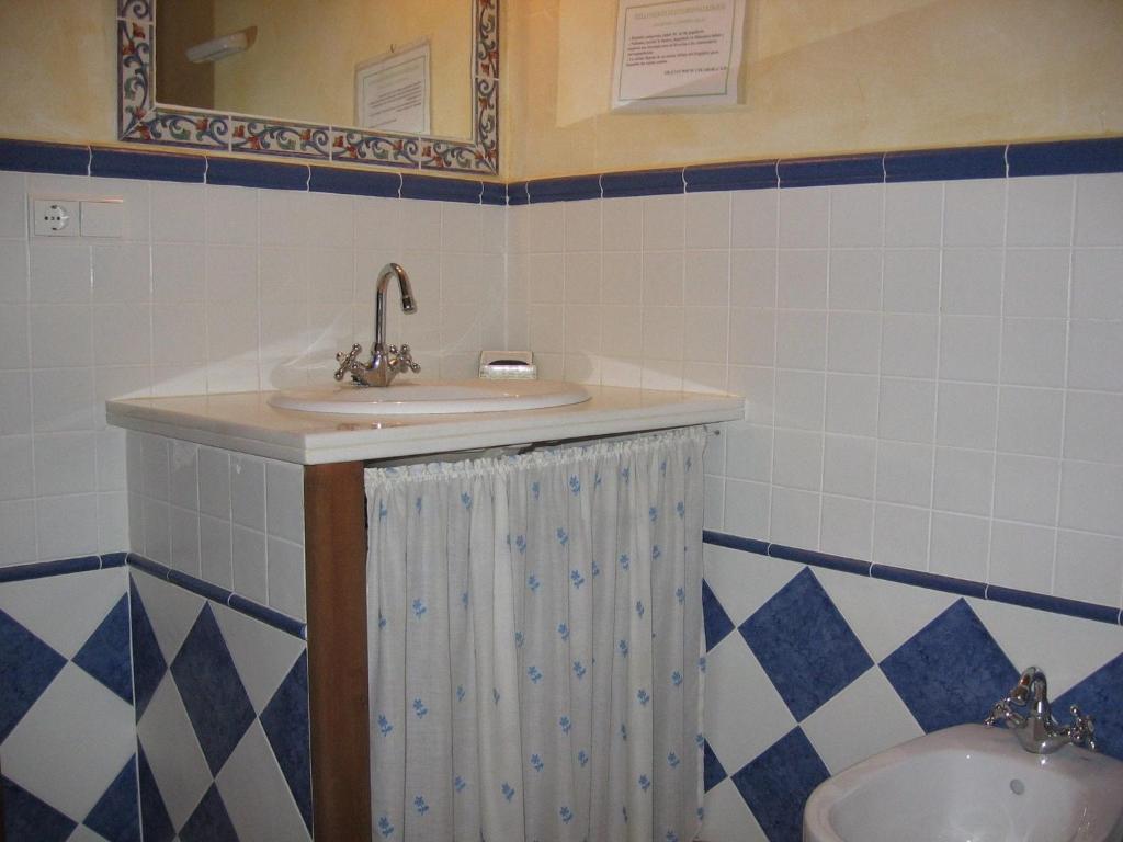 A bathroom at Belvilla by OYO San Marcos