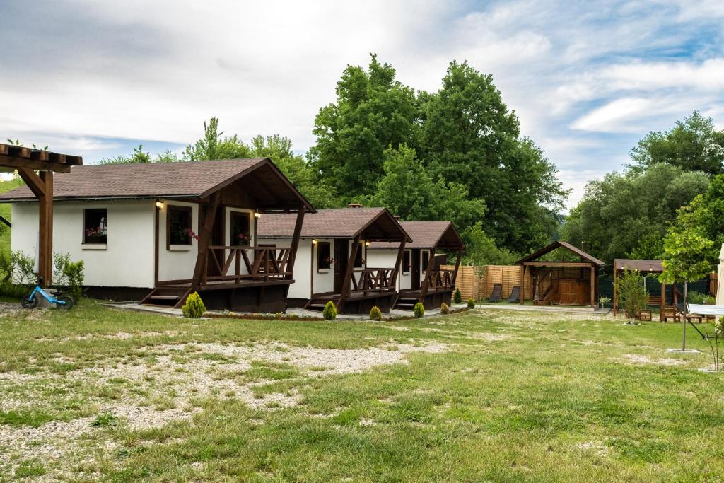 ein Haus mit einem Hof davor in der Unterkunft La Casuțe Cheile Dopca 