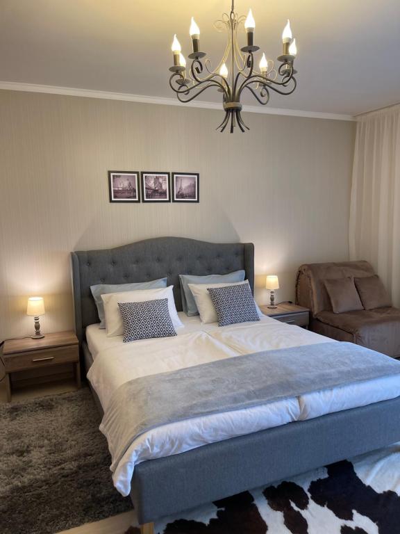 ein Schlafzimmer mit einem großen Bett und einem Kronleuchter in der Unterkunft Сонячне Закарпаття in Poljana
