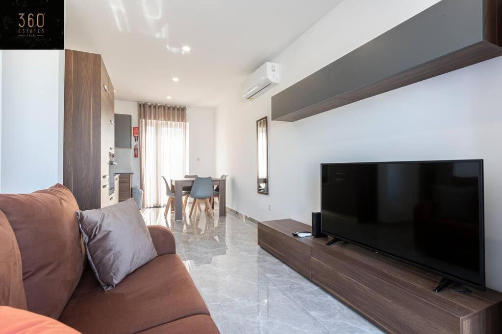 Ferienwohnung New, DESIGNER, central PENTHOUSE with WIFI & AC by 360