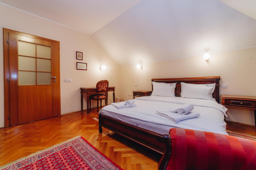 Postel nebo postele na pokoji v ubytování Hotel Madison Kragujevac